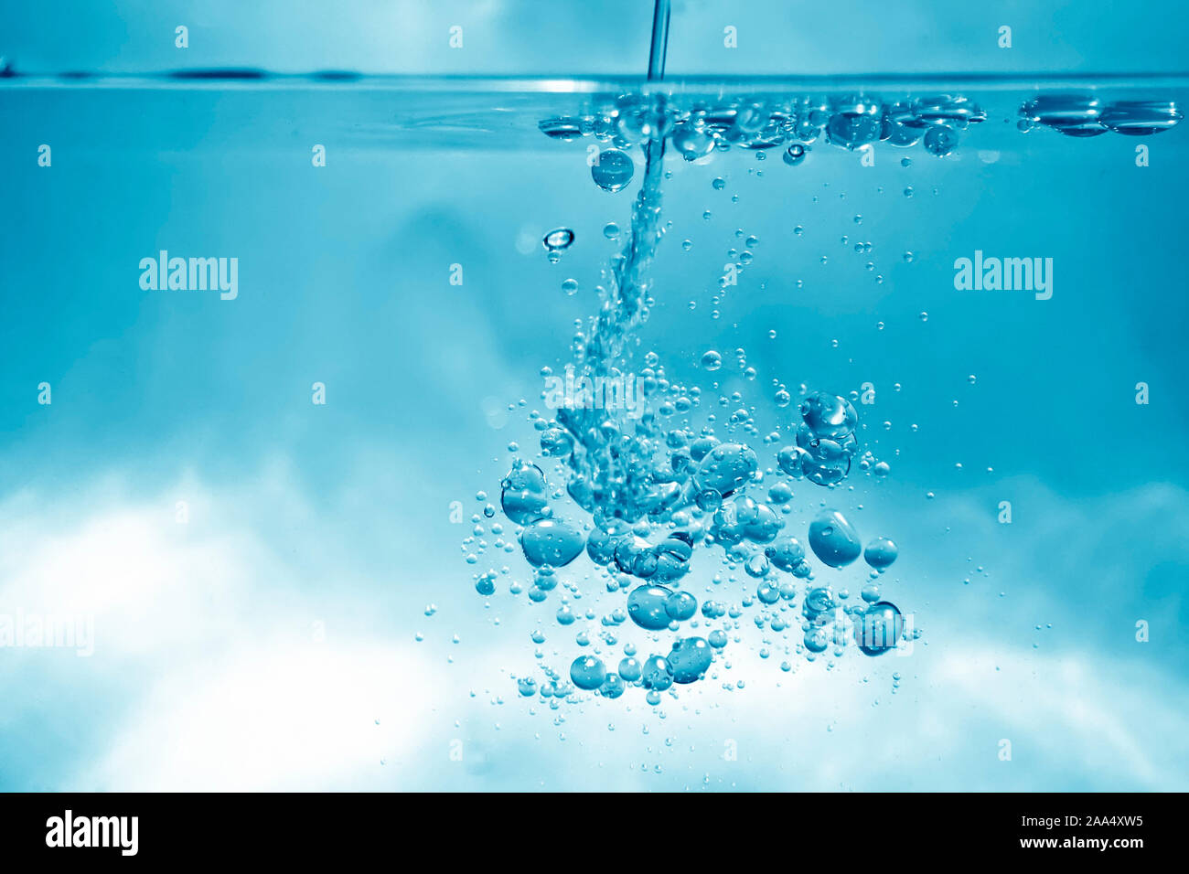 Ein schoener Hintergrund, bestehend aus Wasserblasen unter Wasser Stock Photo