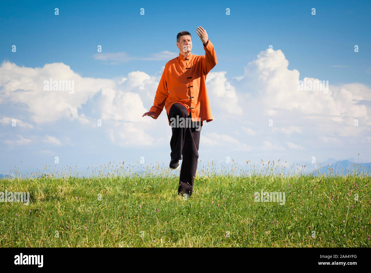 Ein Mann, der unter freiem Himmel Qi-Gong-Uebungen durchfuehrt Stock Photo