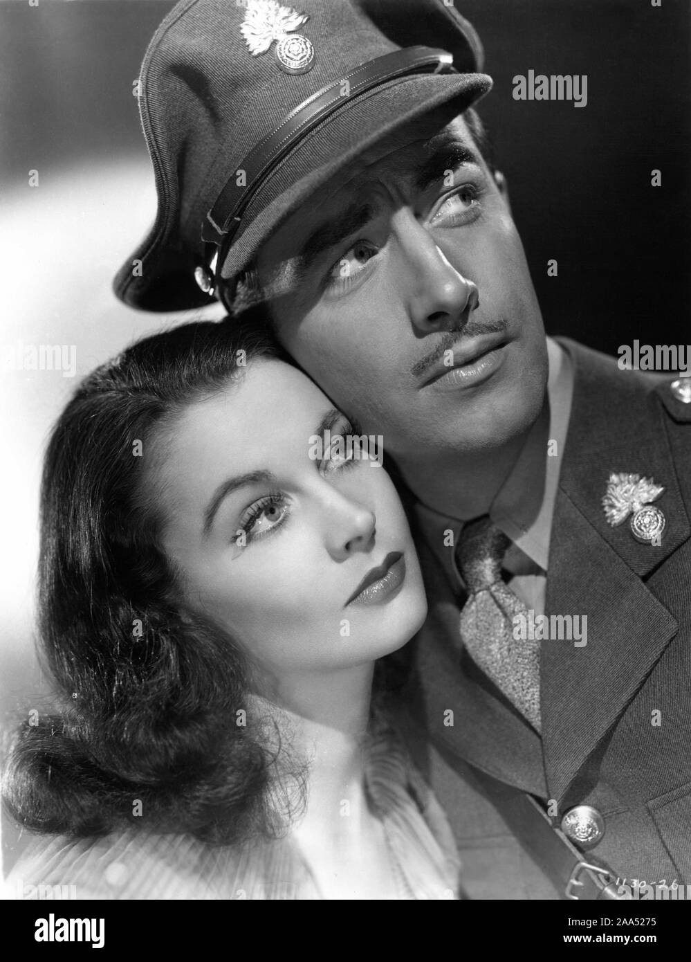 VIVIEN LEIGH as Myra and ROBERT TAYLOR as Roy Cronin Portrait by Laszlo WILLINGER for WATERLOO BRIDGE 1940 director Mervyn LeRoy  play Robert E. Sherwood Metro Goldwyn Mayer Stock Photo