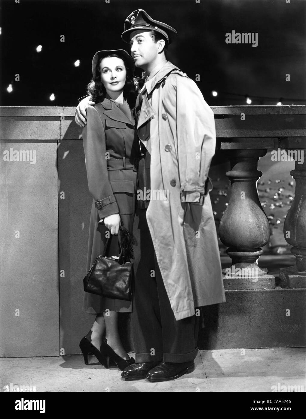 VIVIEN LEIGH as Myra and ROBERT TAYLOR as Roy Cronin Portrait by Laszlo WILLINGER for WATERLOO BRIDGE 1940 director Mervyn LeRoy  play Robert E. Sherwood Metro Goldwyn Mayer Stock Photo
