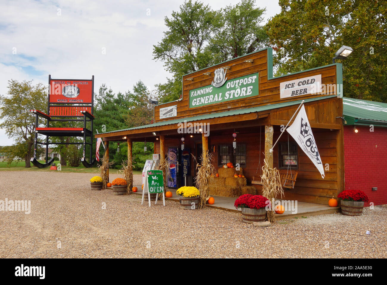 Fanning Outpost General Store with world's largest rocking chair on Historic Route 66 in Cuba, MO Stock Photo