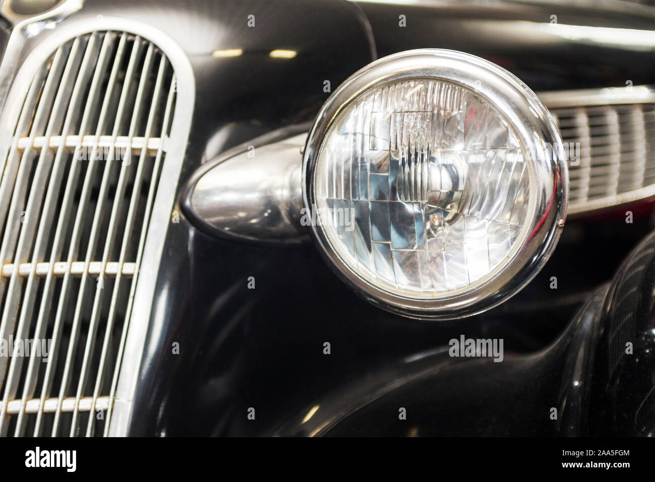 Vintage car headlight hi-res stock photography and images - Alamy