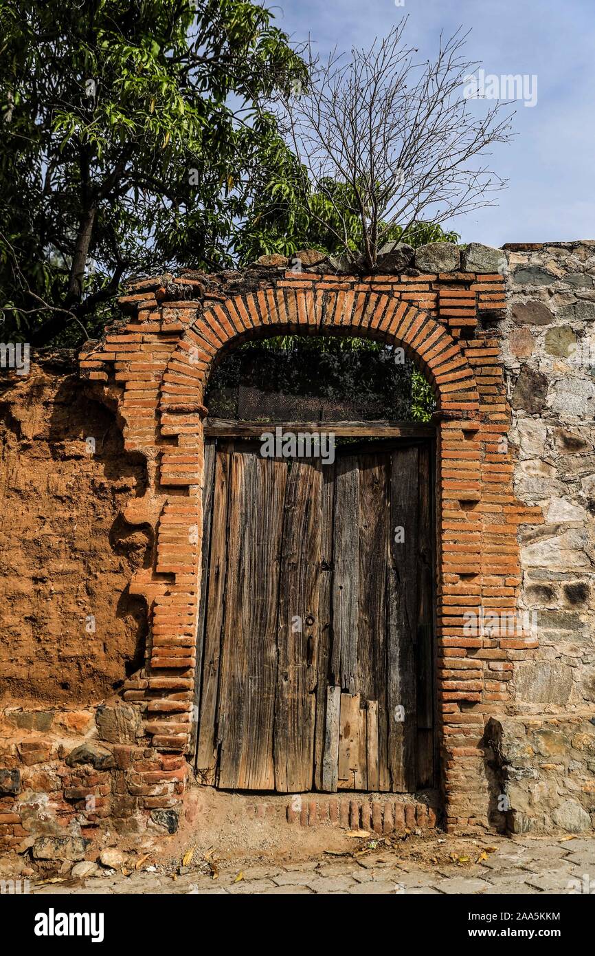 wooden door and wall of old or deteriorating adove house in the  municipality or ejido La Aduana in Alamos, Sonora Mexico. Village, portals,  architecture © (© Photo: LuisGutierrez / NortePhoto.com) puerta de