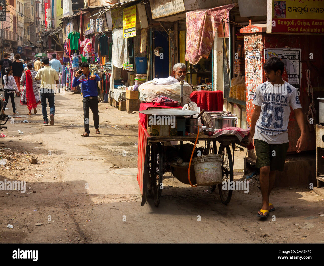 Indian old man moving his mobile restaurant at Sangatrashan Bazar, New Delhi, India Stock Photo