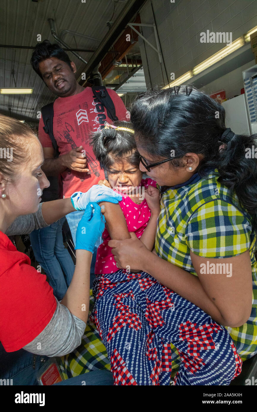 Aurora, Colorado - Children get immunizations at a walk-in clinic operated on weekends at fire stations in the Denver area. The 'Shots for Tots and Te Stock Photo