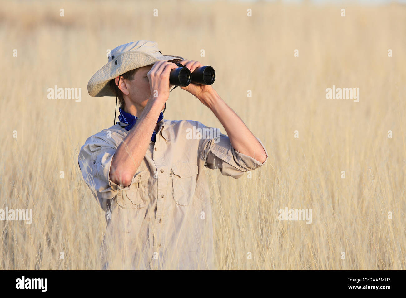 People binoculars safari hi-res stock photography and images - Alamy