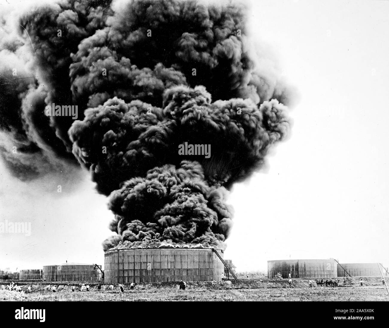 OIL AND GASOLINE FIELDS OF OKLAHOMA. 55,000 barrels tank struck by lightning Stock Photo