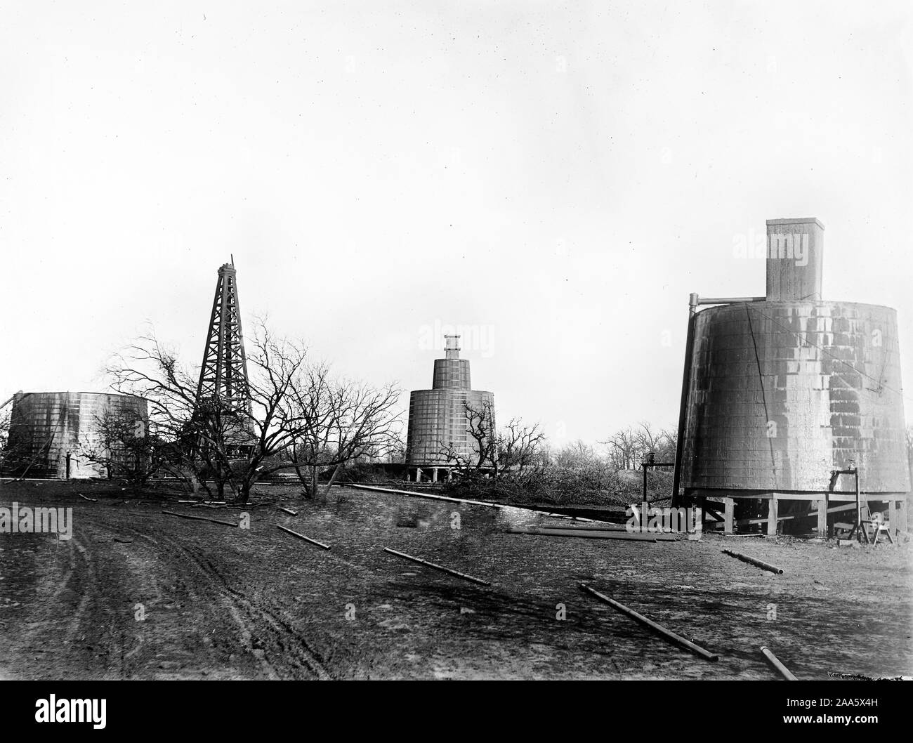 OIL AND GASOLINE FIELDS OF OKLAHOMA. Cary wells containing 13, 000 barrels of oil ca. 1918-1919 Stock Photo