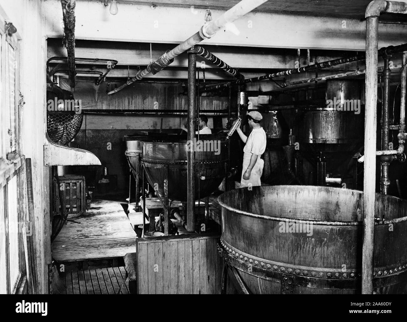 Industries of War - Candy - MAKING CHOCOLATES FOR THE GOVERNMENT. Making cream. E. Green-field's Sons, Brooklyn N.Y  ca. 1917-1919 Stock Photo