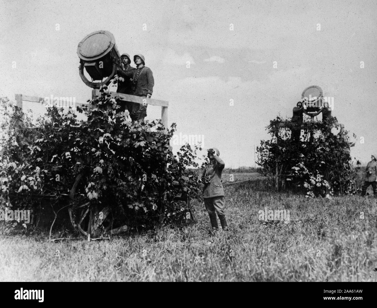 How Germans conceal searchlights. The searchlight and mount is covered with leaves and shrubbery so that it appears like a bush. When in use the camouflage is removed from the searchlight ca. 1918 Stock Photo