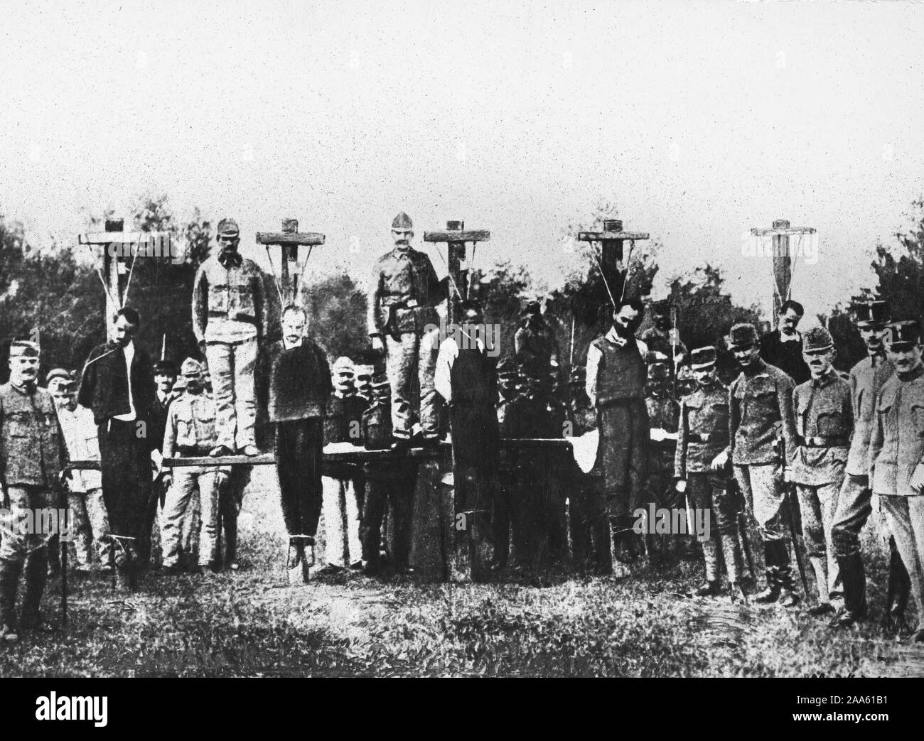 Hanging prisoners at the Italian front in presence of contented Austrians ca. 1914-1918 Stock Photo
