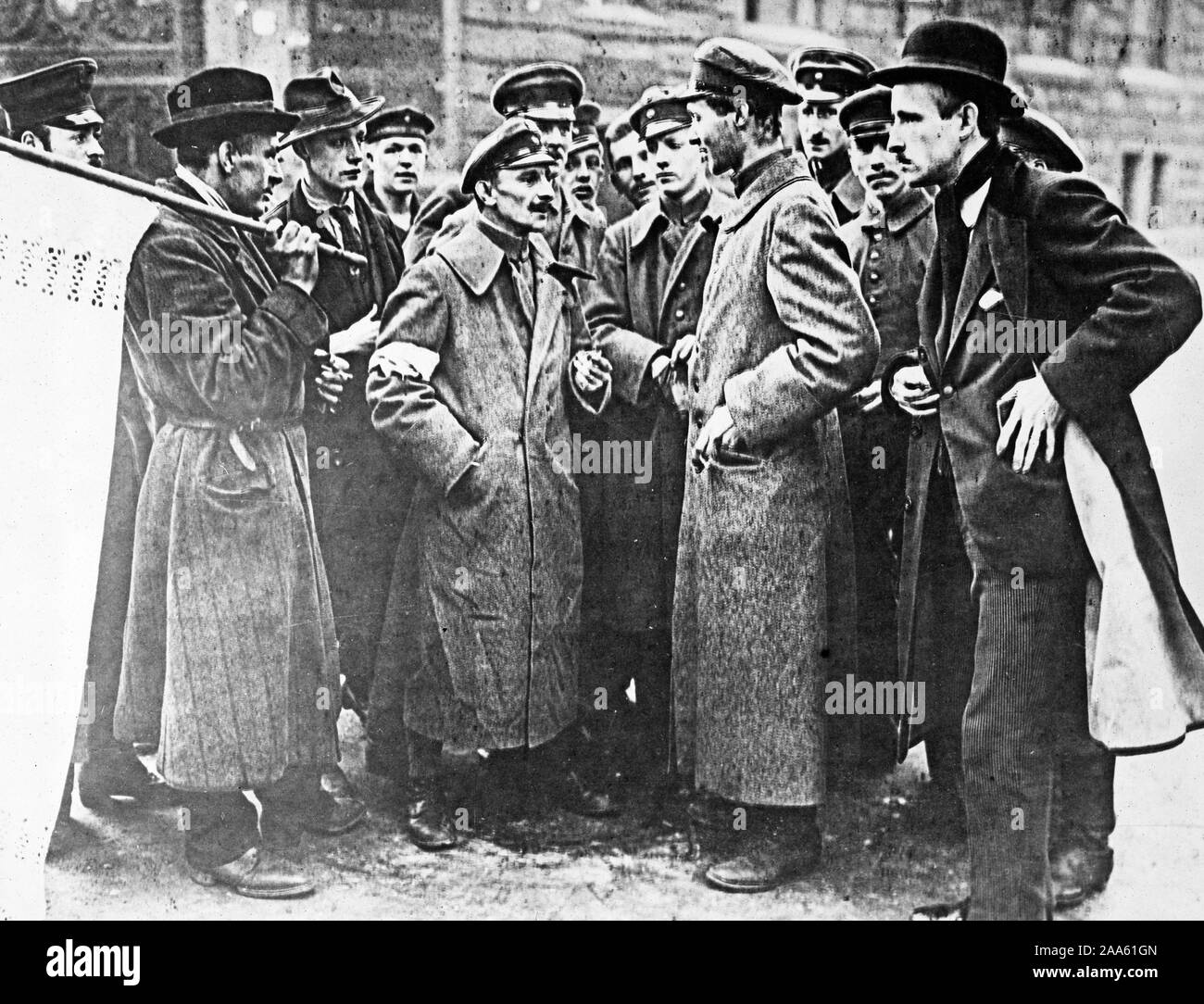 German Revolution - Clash between government and Spartacans troops. Spartacan and Government troops in street of Berlin discussing possibilities of cessation of hostilities ca. 1918-1919 Stock Photo