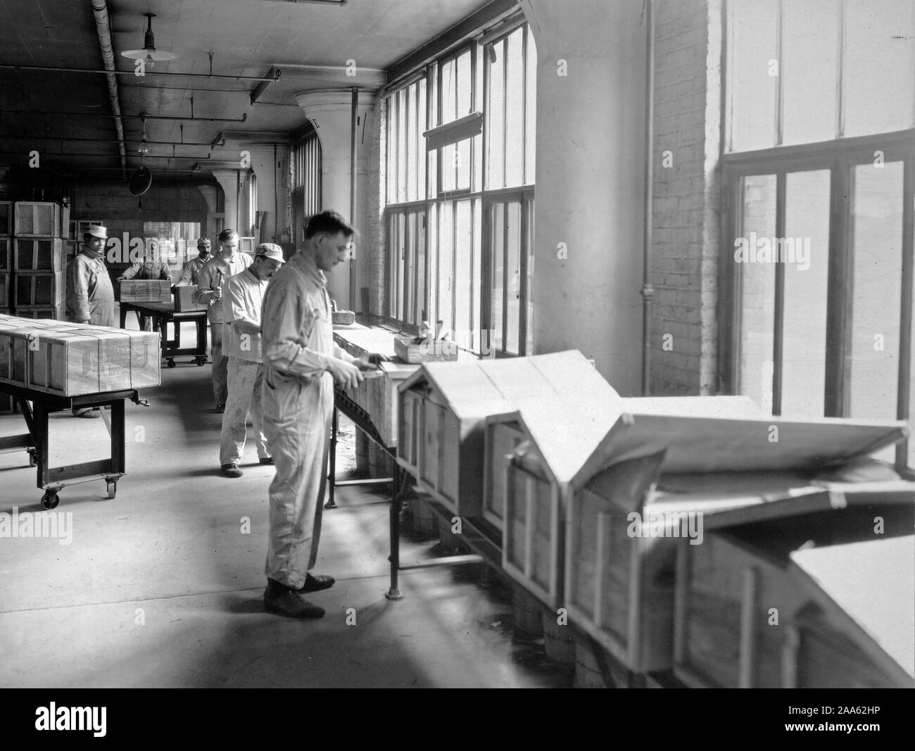 Industries of War - Chewing Gum - WRIGLEY FACTORY Case sealing department ca. 1918 Stock Photo