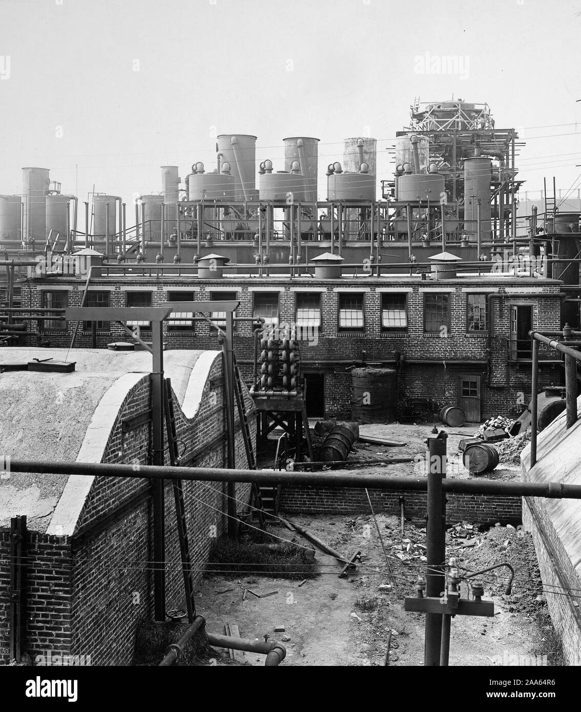 Oil refining 20th century hi-res stock photography and images - Alamy