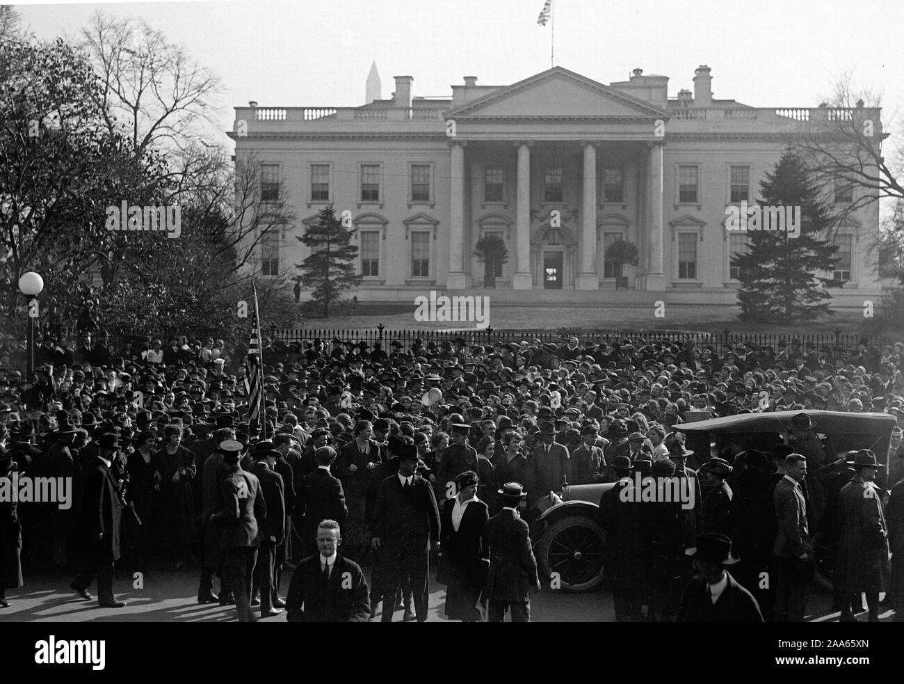 Crowd gathered outside white house hi-res stock photography and images ...