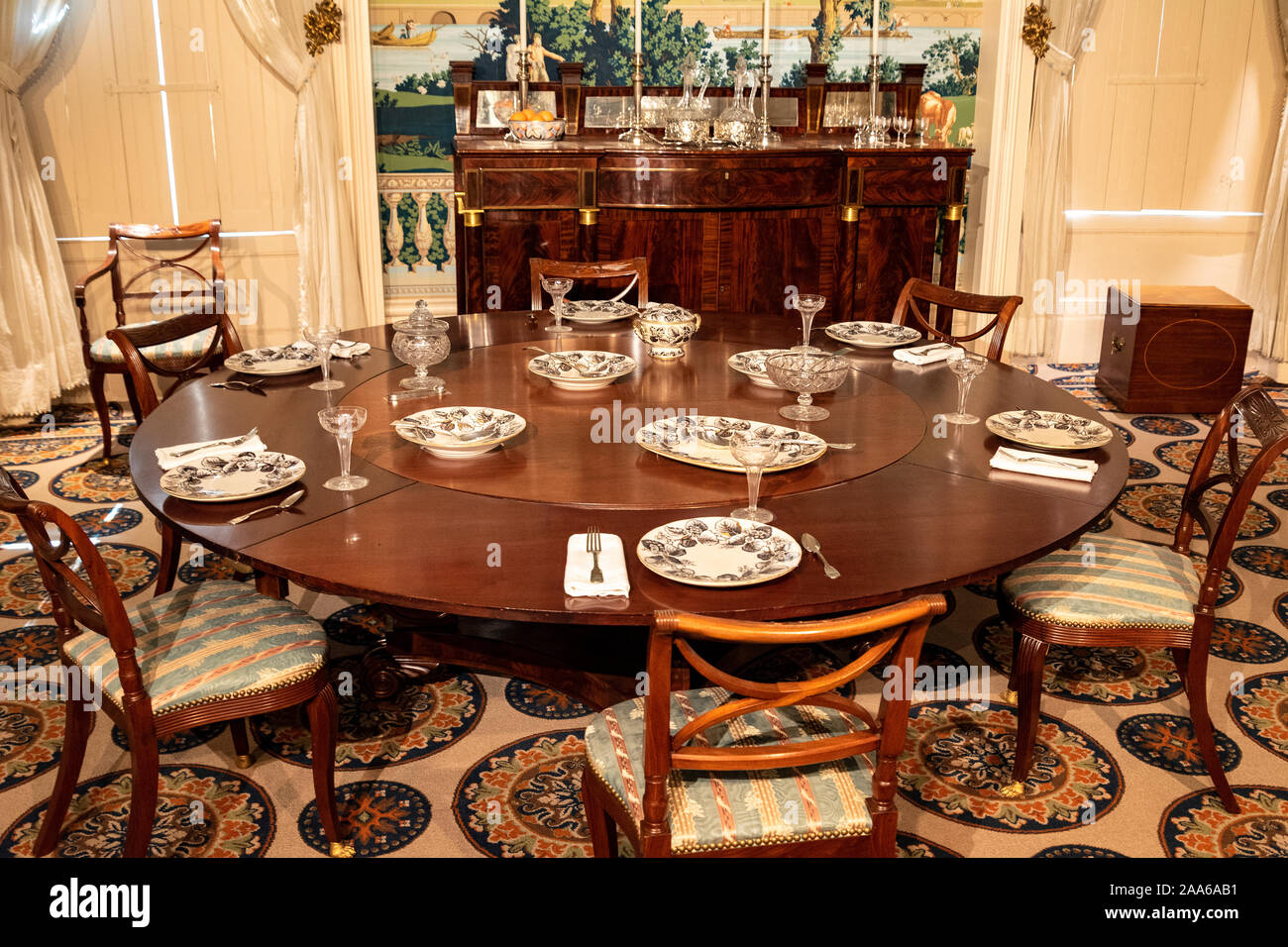 18th century dining room hi-res stock photography and images - Alamy
