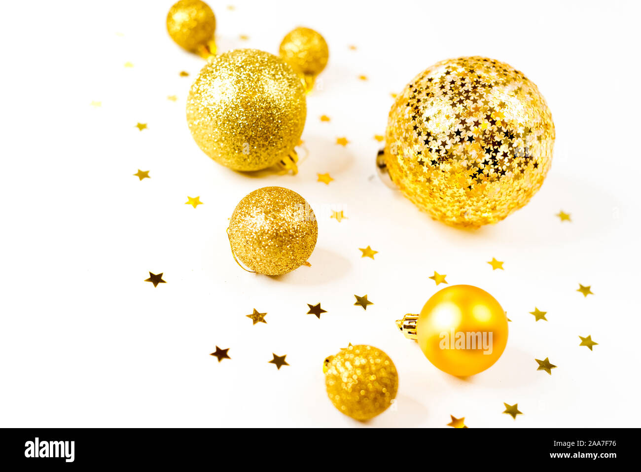 a pattern of golden christmas balls and stars from aboveFlat lay, top view Stock Photo