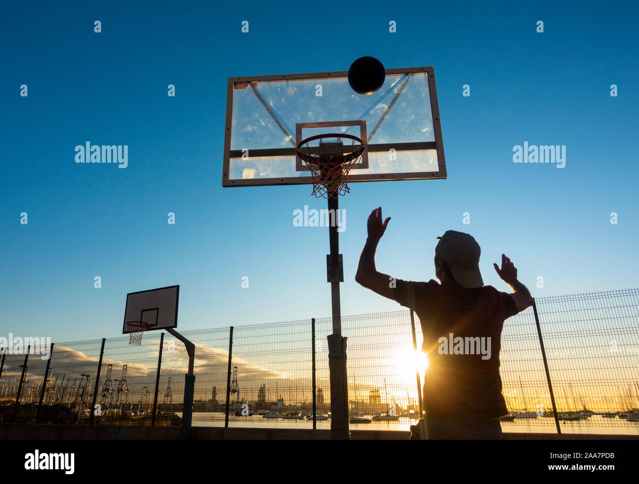 Las Palmas, Gran Canaria, Canary Islands, Spain. 20th November, 2019.  Sunrise Basketball session on the city