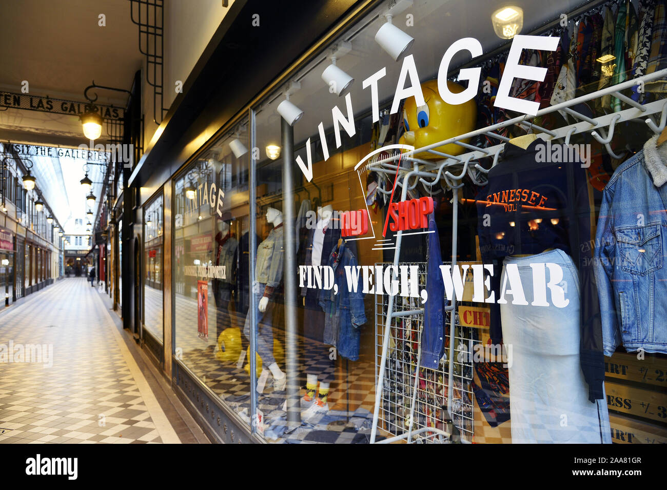 Vintage clothes shop Paris France Stock Photo Alamy