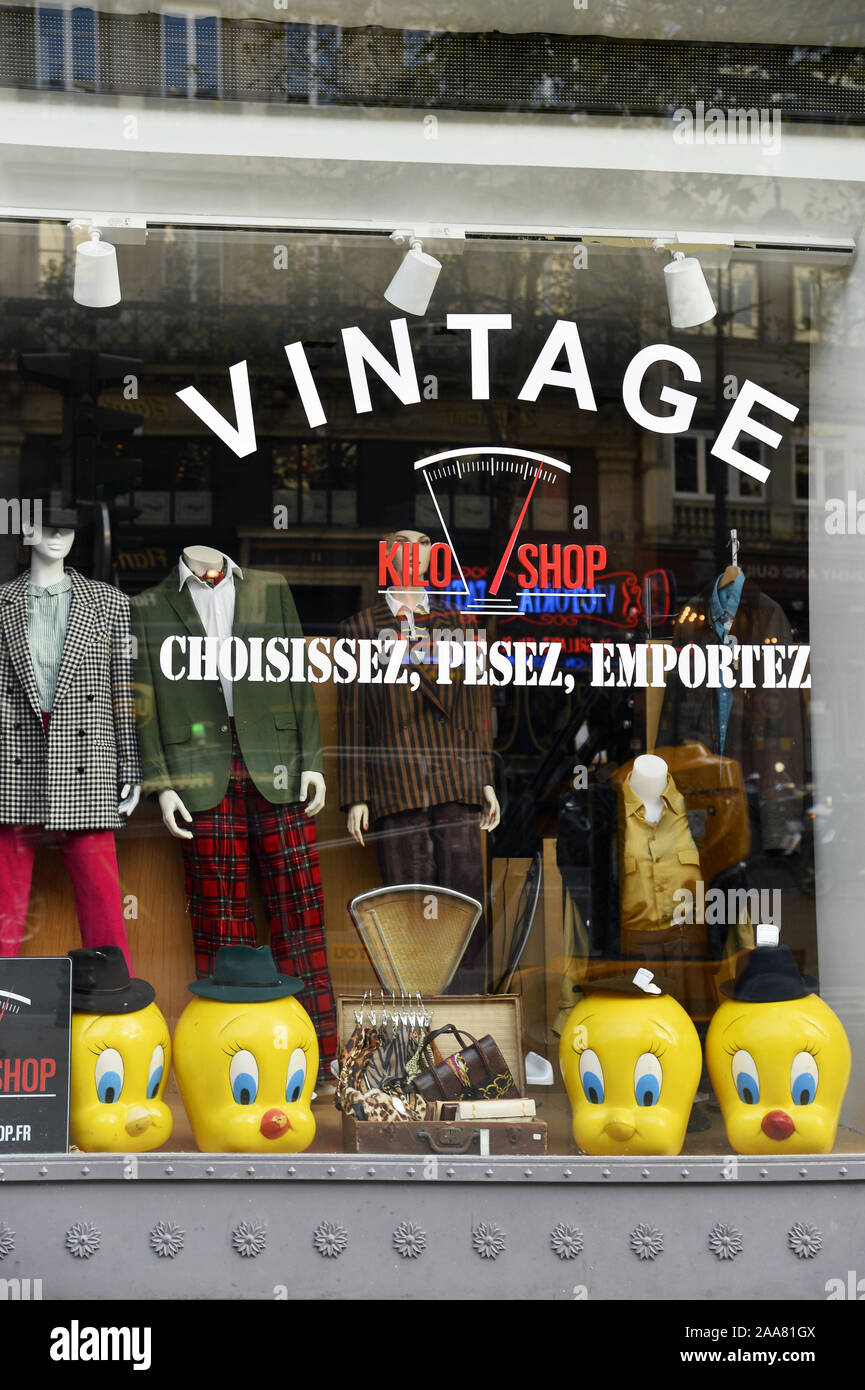 Vintage clothes shop paris hi-res stock photography and images - Alamy