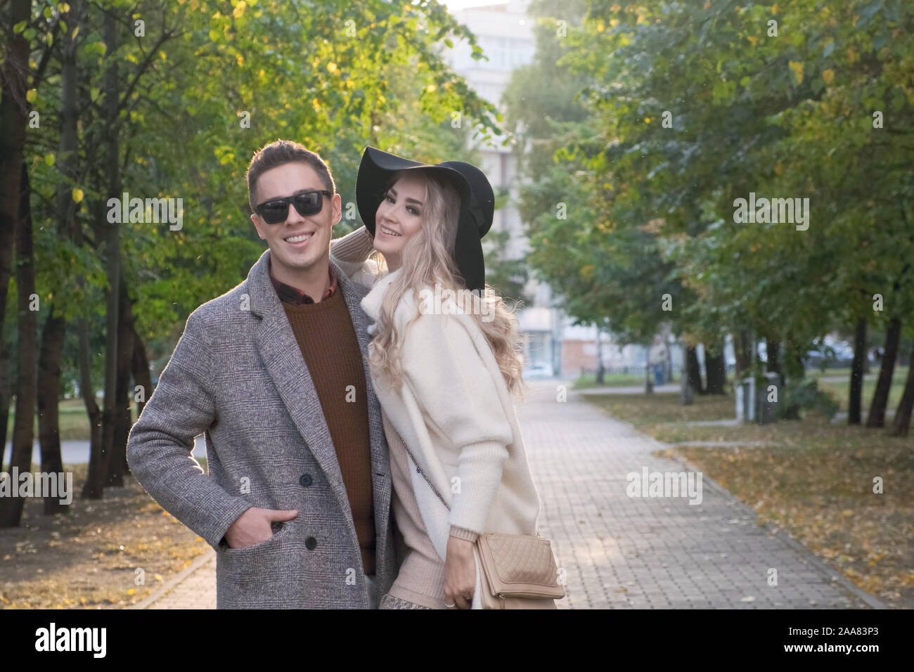 Married couple smiling camera hi-res stock photography and images - Alamy