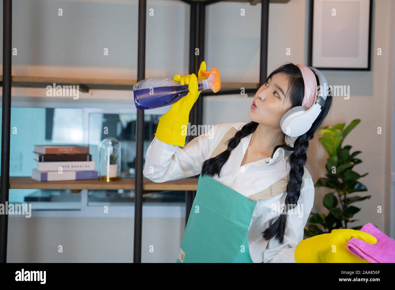 Asian house cleaner cleaning hi-res stock photography and images - Alamy