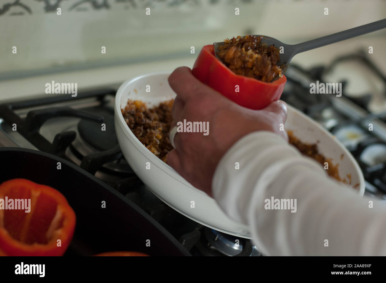 Zubereitung gefüllte Paprika Stock Photo