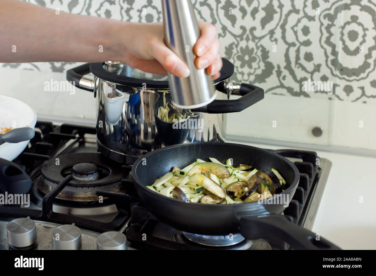 Gericht wird gewürzt Stock Photo