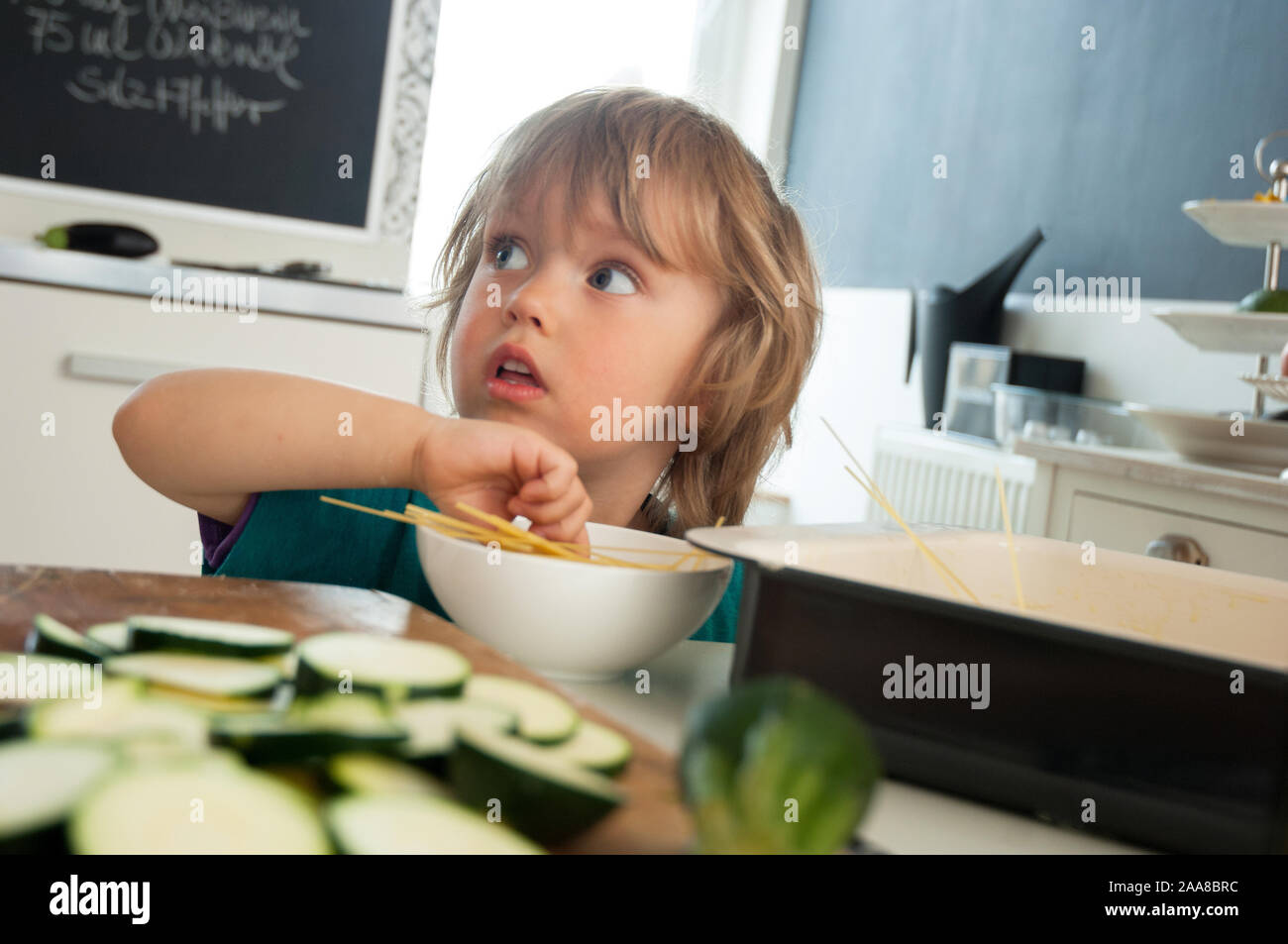 Kind kocht mit Stock Photo