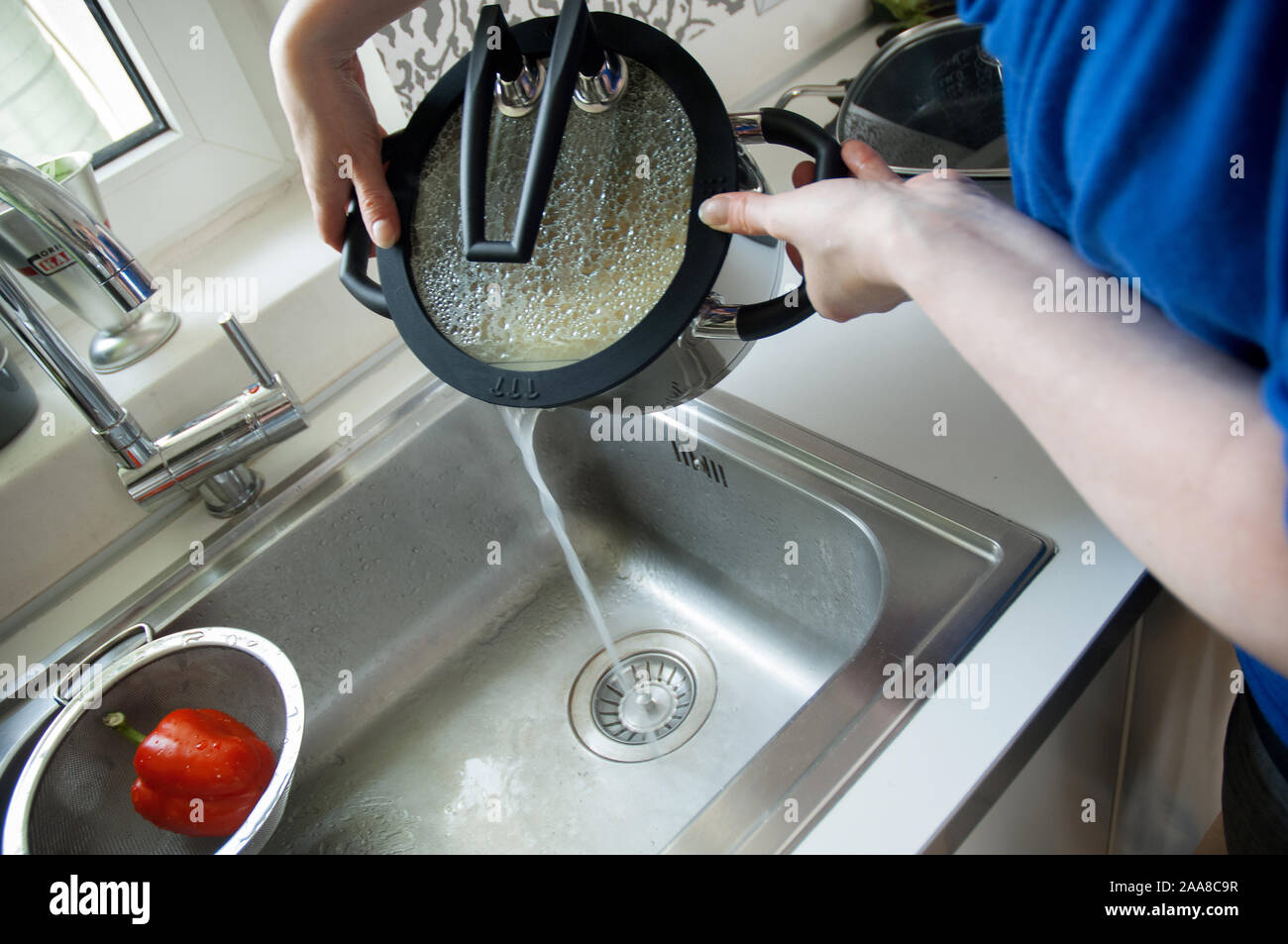 Nudeln werden abgegossen Stock Photo