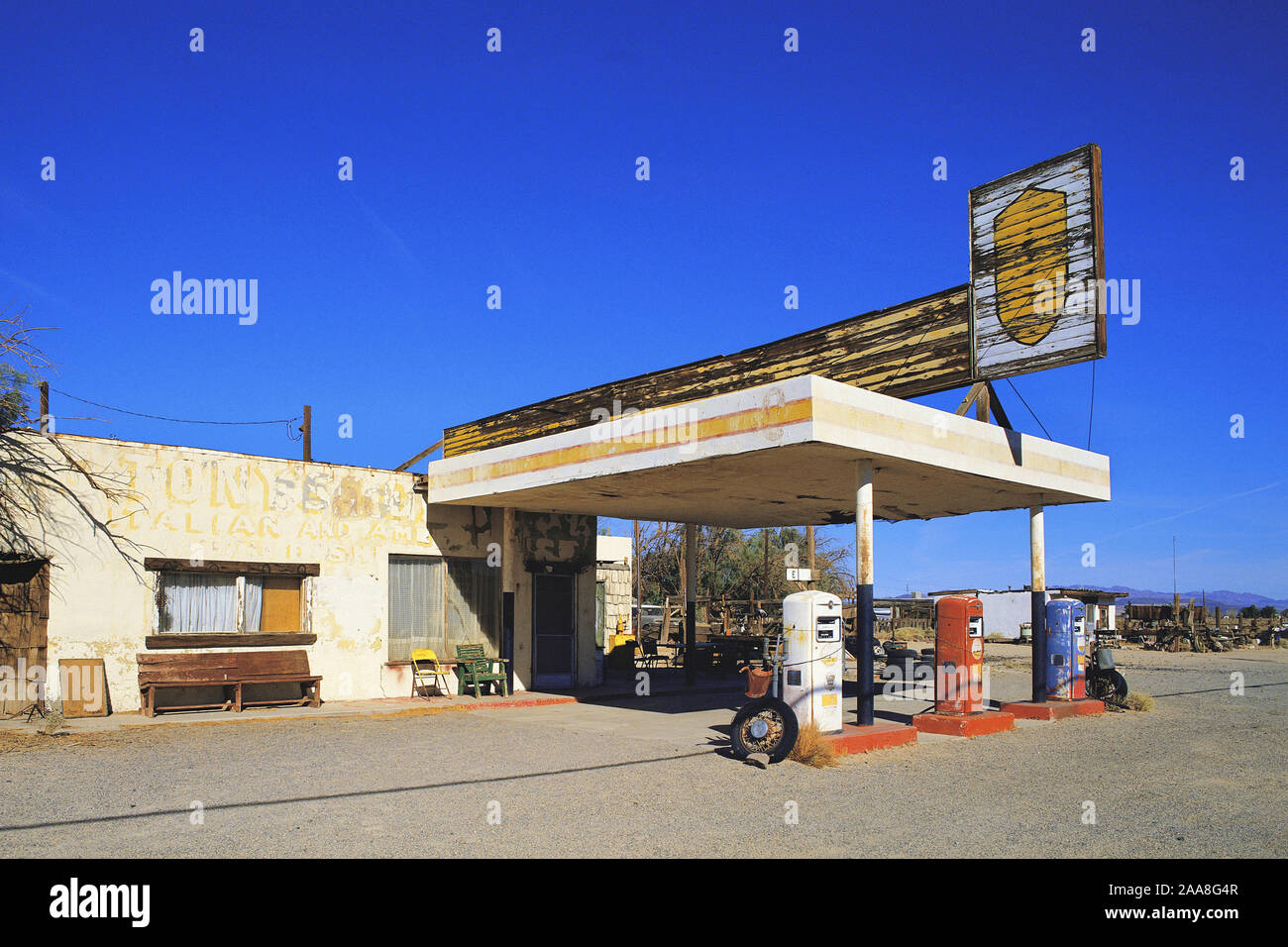 Abandoned gas station on Route 66, southern California, USA  Alte Tankstelle an der Road 66 in Südkalifornien Stock Photo