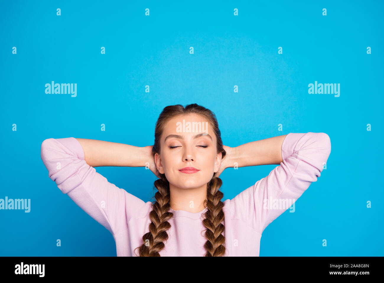 Nice she thought. мечтательный человек. Mandee leslie. здоровая девушка. девочки подростки с косичками с закрытыми глазами.