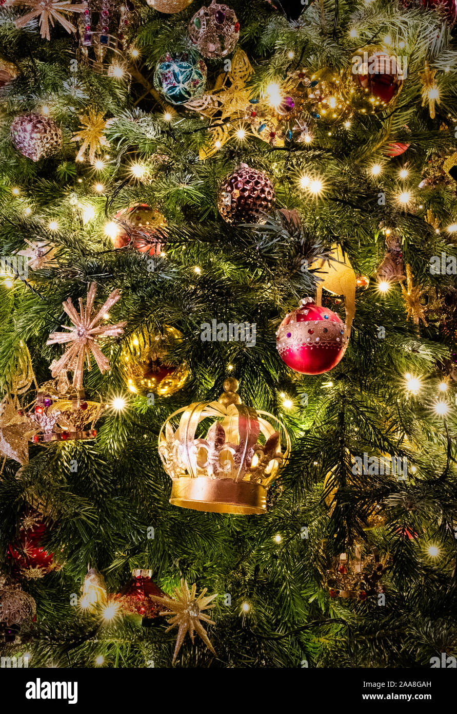 Gold Crown Christmas Week 2024 Hedvig Sallyann