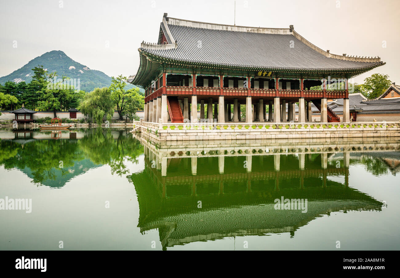 Gyeonghoeru Pavilion and pond view at Gyeongbokgung palace in Seoul and mount Inwangsan in background in Seoul South Korea - translation : 'Gyeonghoer Stock Photo