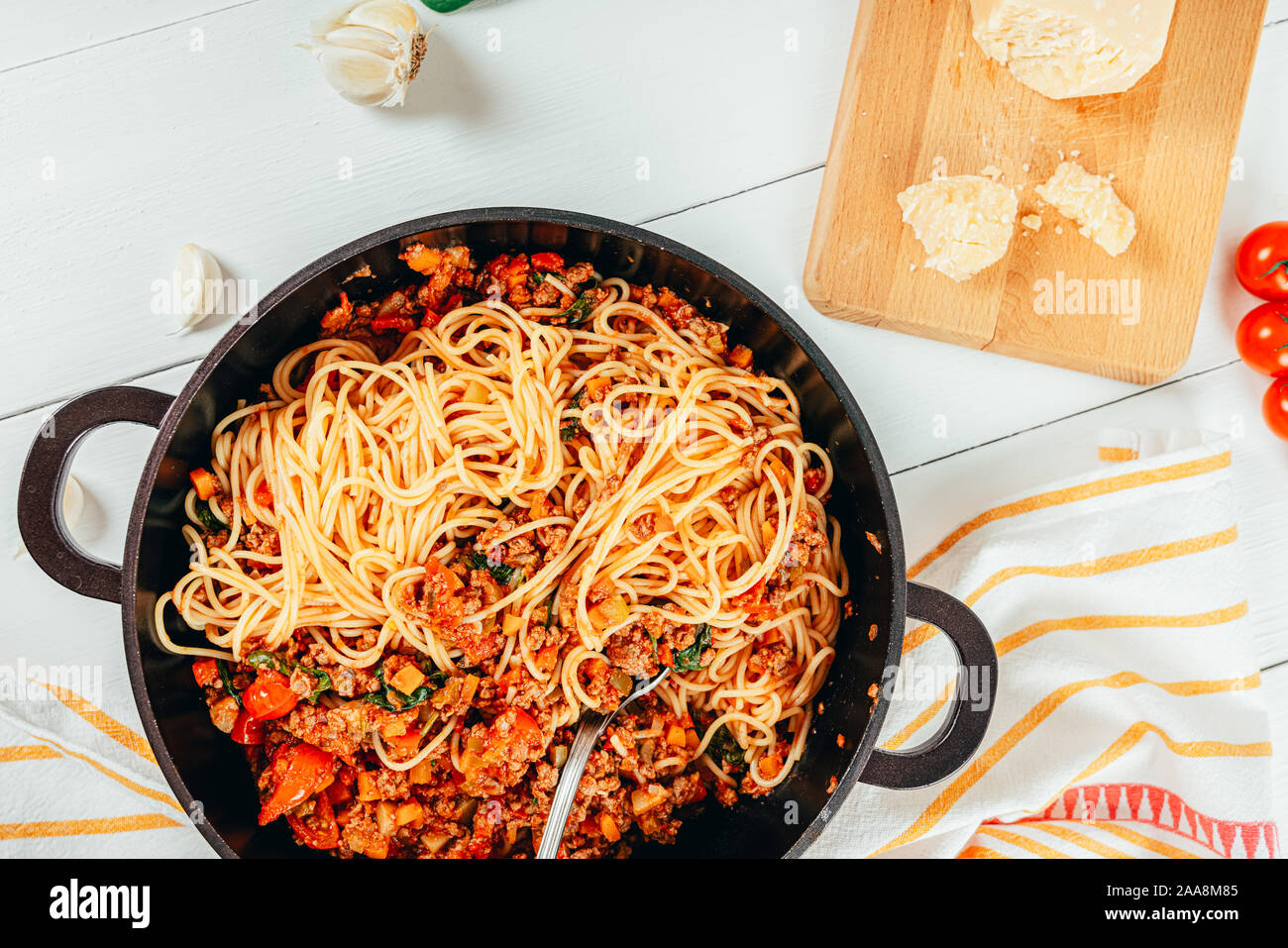 Spaghetti Bolognese With Carrots Pepper And Courgette Stock Photo Alamy spaghetti-bolognese-with-carrots-pepper-and-courgette-stock-photo-alamy
