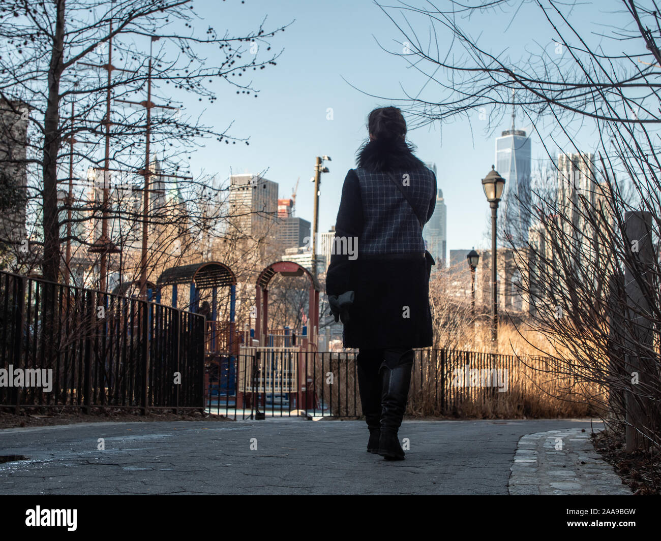 New york woman happy landmark hi-res stock photography and images - Alamy