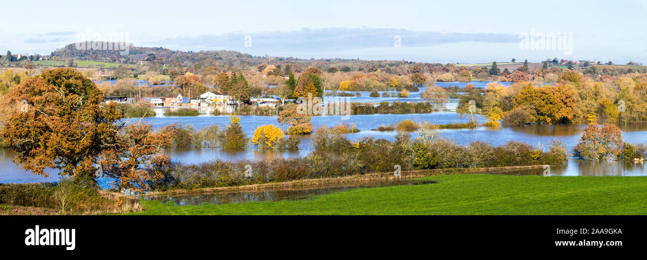 Yew Tree Inn surrounded by floodwater from the River Severn filling fields around the Severn Vale village of Chaceley, Gloucestershire UK 18/11/2019 Stock Photo