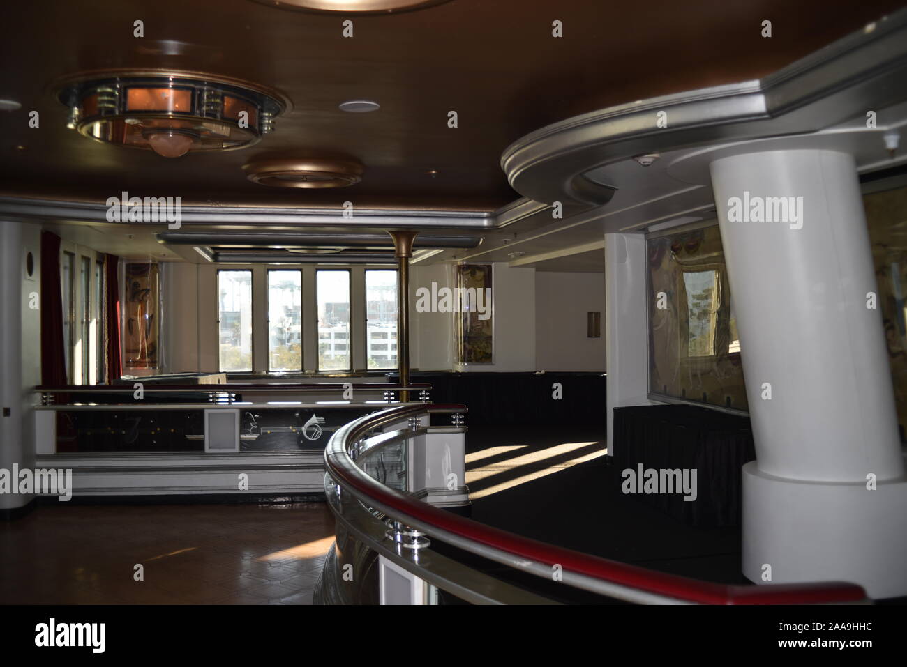 Queen mary vintage art deco lounge hi-res stock photography and images ...