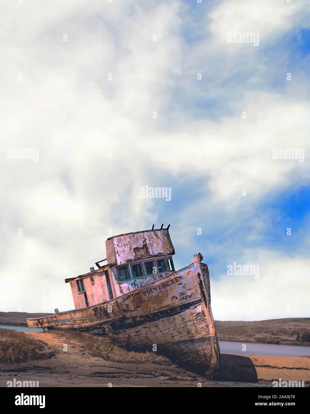 Derelict fishing boat on shingle beach Stock Photo - Alamy
