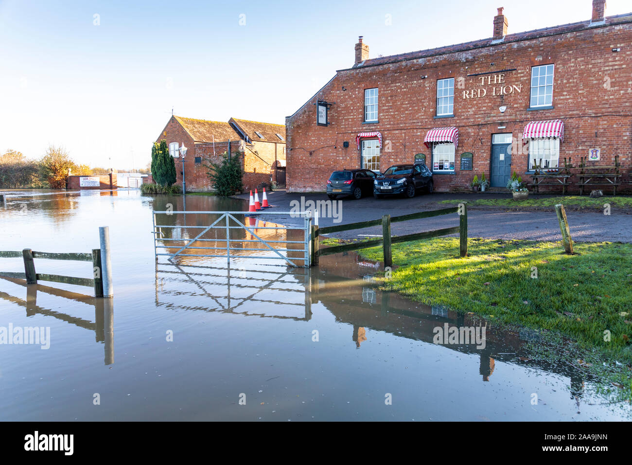 The River Severn flooded at the Red Lion pub at Wainlode, Apperley, south of Tewkesbury, Gloucestershire UK on 18/11/2019 Stock Photo