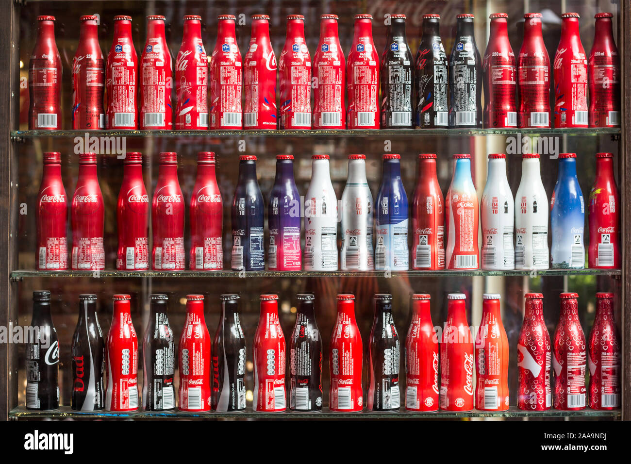 Brinquedo Da Coca-cola Do Vintage, Isolado No Branco Imagem Editorial -  Imagem de metal, velho: 119715645