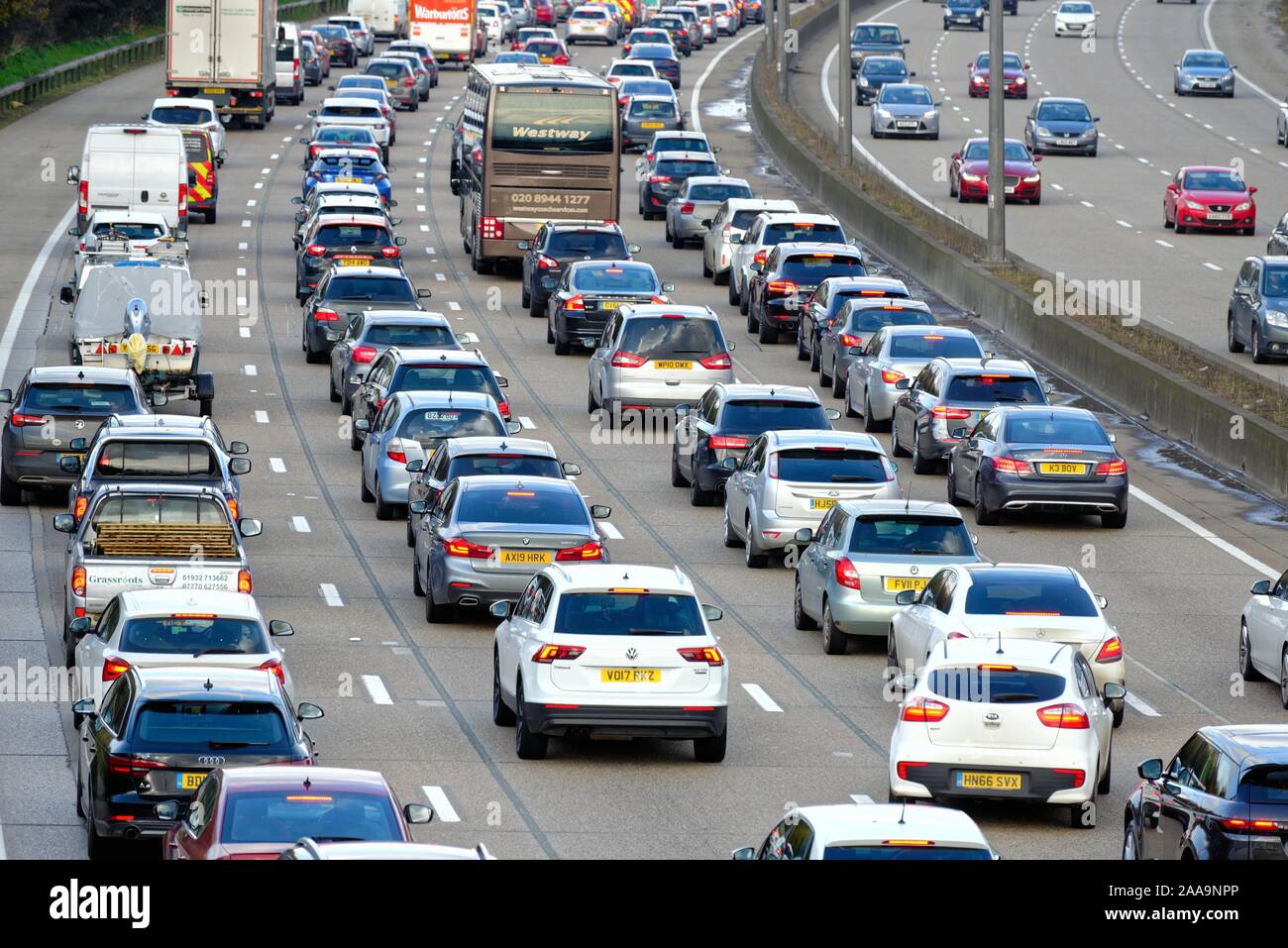 Elevated section m25 motorway hires stock photography and images Alamy