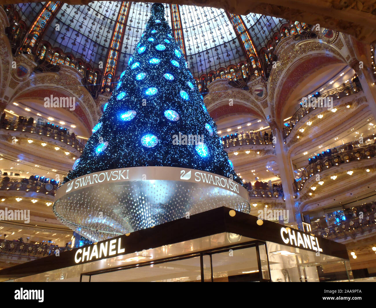 Paris, France - December 8, 2012: Swarovski christmas tree at the famous Galeries  Lafayette department store on the Boulevard Haussmann. The Ball of t Stock  Photo - Alamy