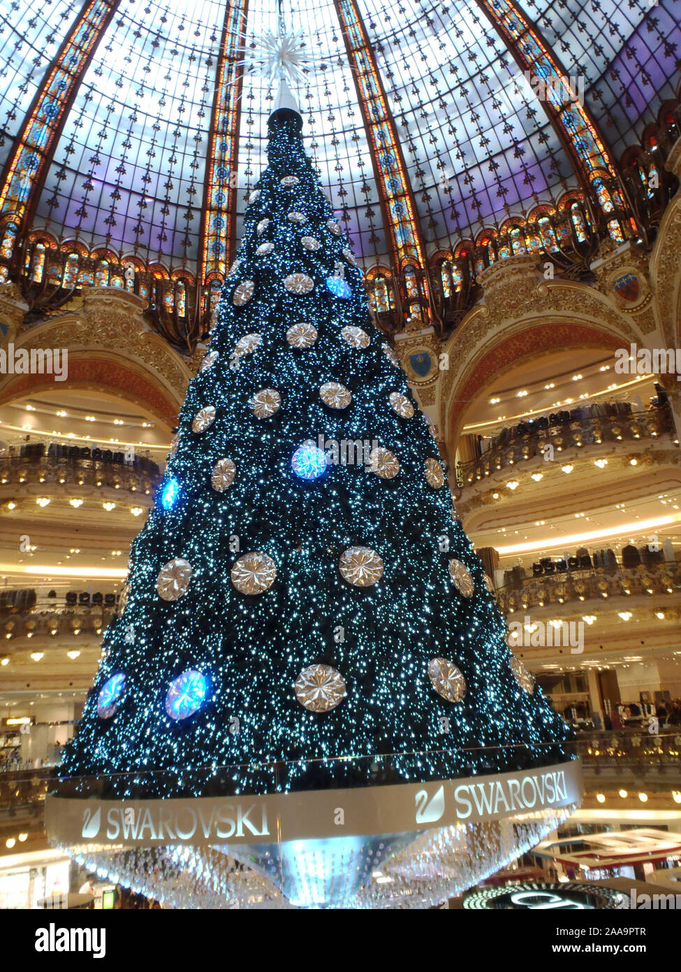 Paris, France - December 8, 2012: Swarovski christmas tree at the famous  Galeries Lafayette department store on the Boulevard Haussmann. The Ball of  t Stock Photo - Alamy