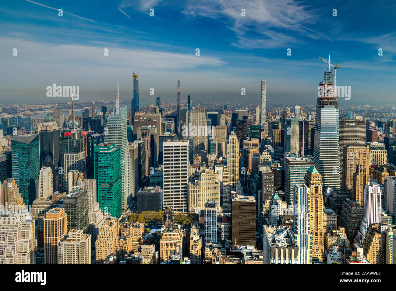Aerial view skyscrapers midtown manhattan hi-res stock photography and ...