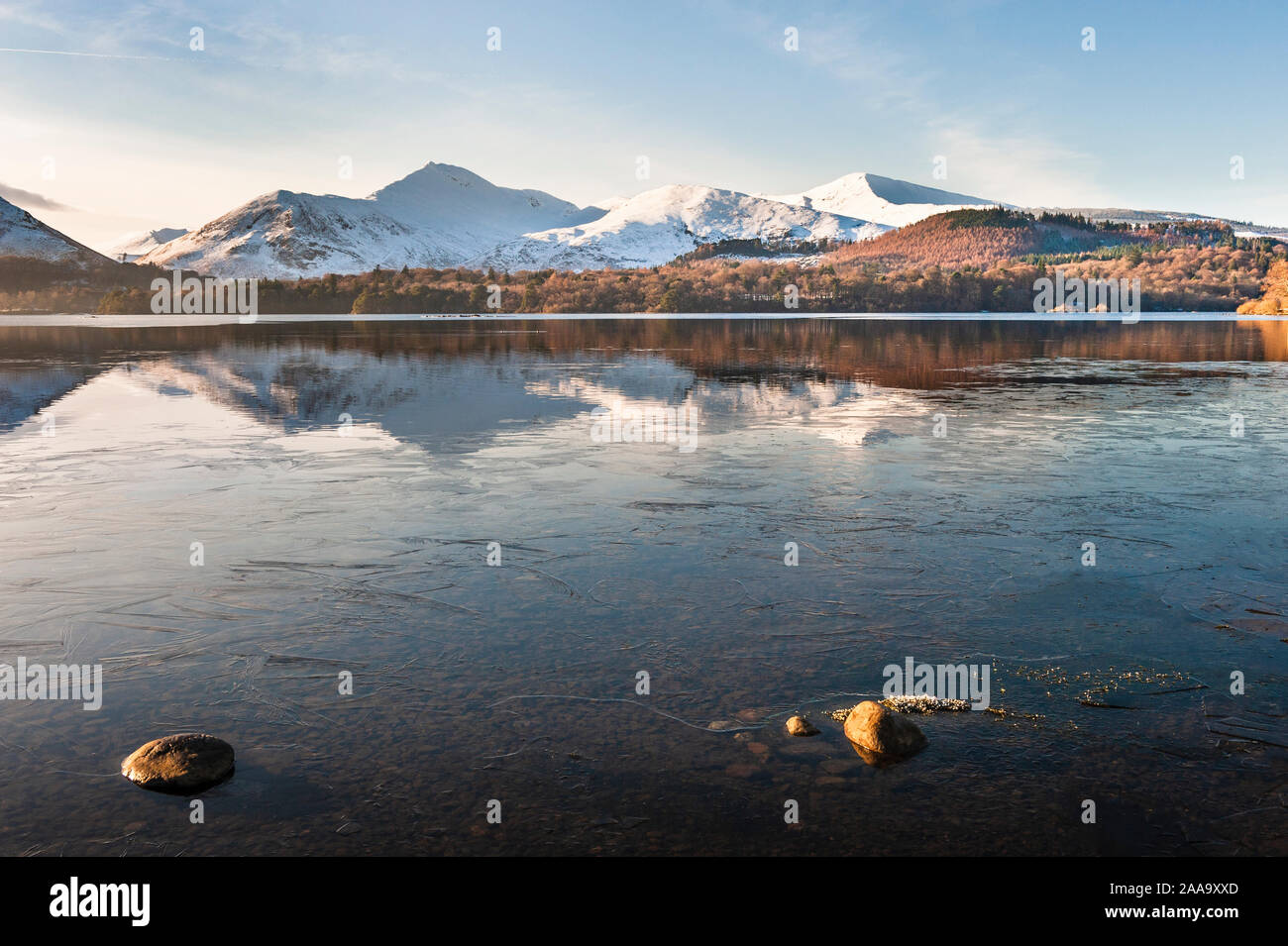 Winter Lake District frozen Derwent Water and beyond are Newlands Valley &  snow covered  Coledale Fells Including Causey Pike and Grisedale Pike Stock Photo