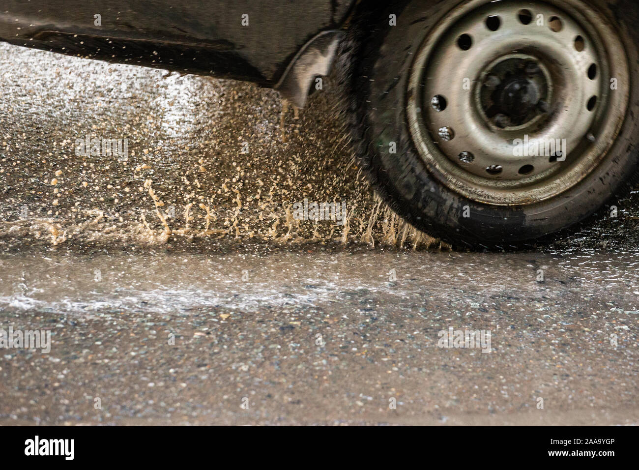 На каких улицах города течет вода. Наводнение в марли. Течет вода по улице. Слабый свет по мокрому асфальту. Вода в сочи.