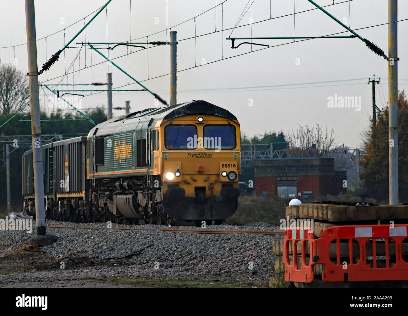 Freightliner diesel locomotive 66616 leaves the West Coast Main Line at Hartford Junction in Cheshire with a train of empty stone wagons. Stock Photo