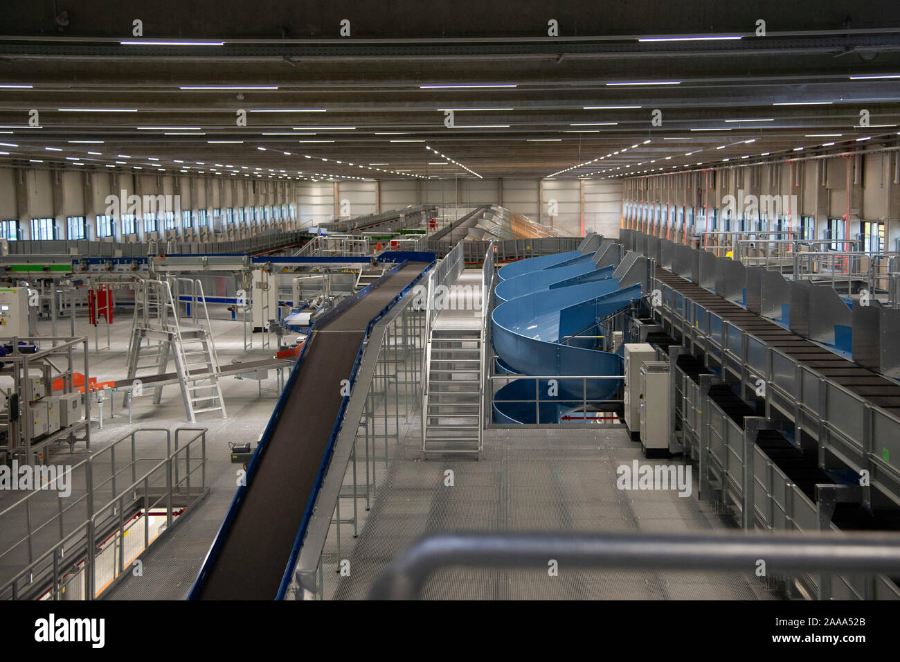 Bochum, Deutschland. 18th Nov, 2019. Interior view of the parcel center, overview of the