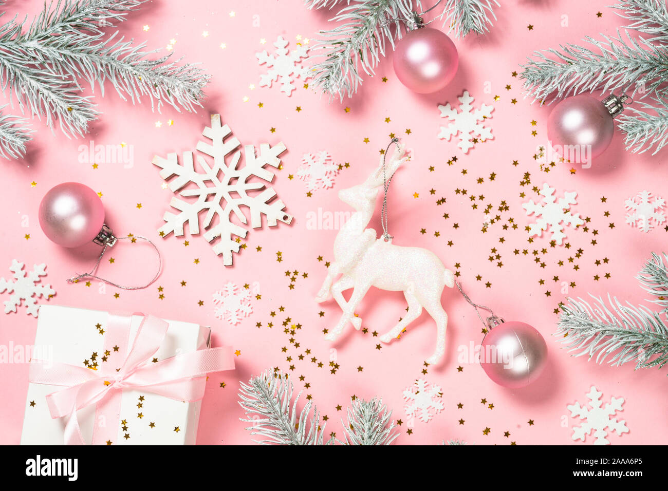 Bức hình nền phẳng màu hồng Giáng Sinh sẽ là sự lựa chọn hoàn hảo cho những ai yêu thích sự đơn giản nhưng không kém phần đẹp mắt. Với những đồ vật nhỏ xinh và lấp lánh để làm điểm nhấn, nó sẽ giúp bạn tạo ra những tấm ảnh độc đáo và đẹp mắt hơn bao giờ hết. Click ngay để trải nghiệm!